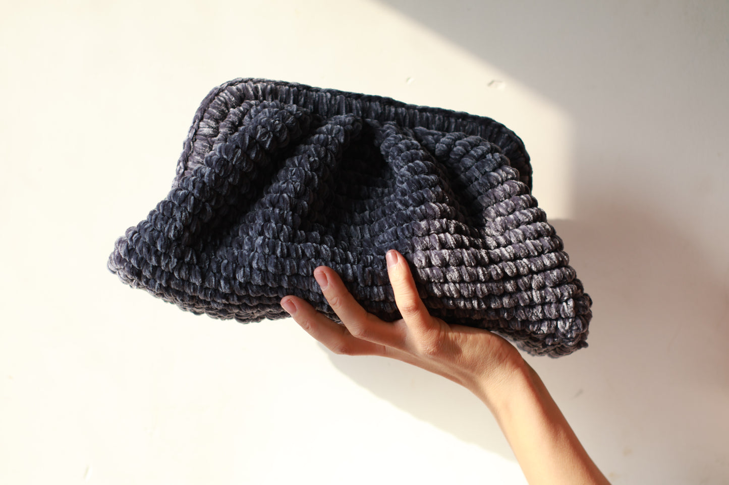 Clutch mit Wolkenmuster aus Samt, graublau – Tante