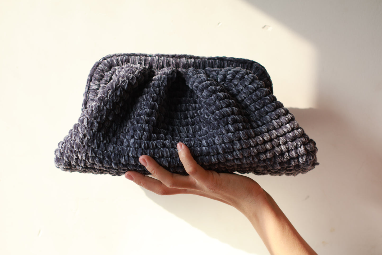 Clutch mit Wolkenmuster aus Samt, graublau – Tante