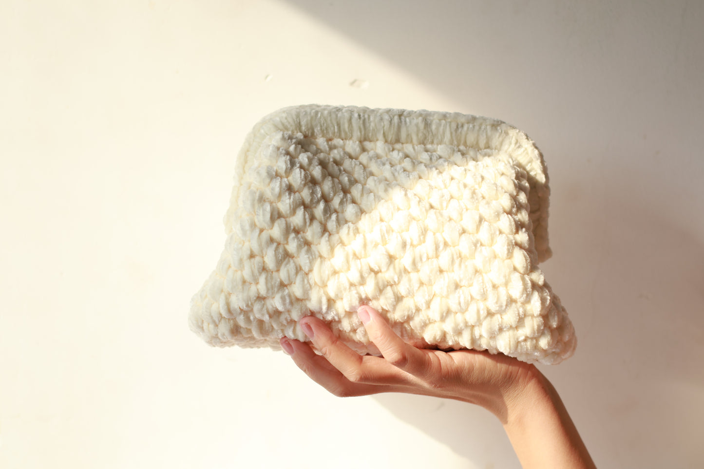 Pochette en velours crocheté blanc - Aunty