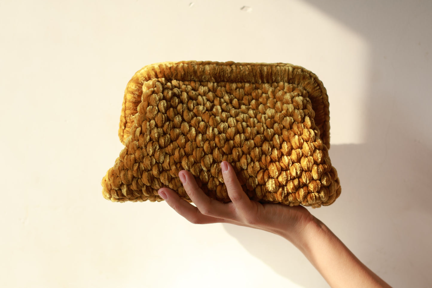 Pochette en velours crocheté jaune doré - Aunty