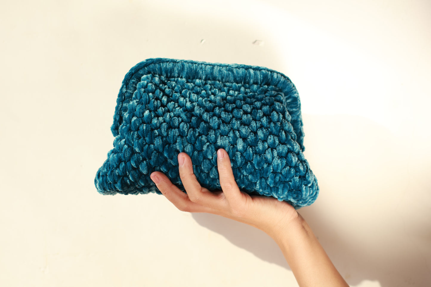 Pochette en velours crocheté bleu lac - Aunty