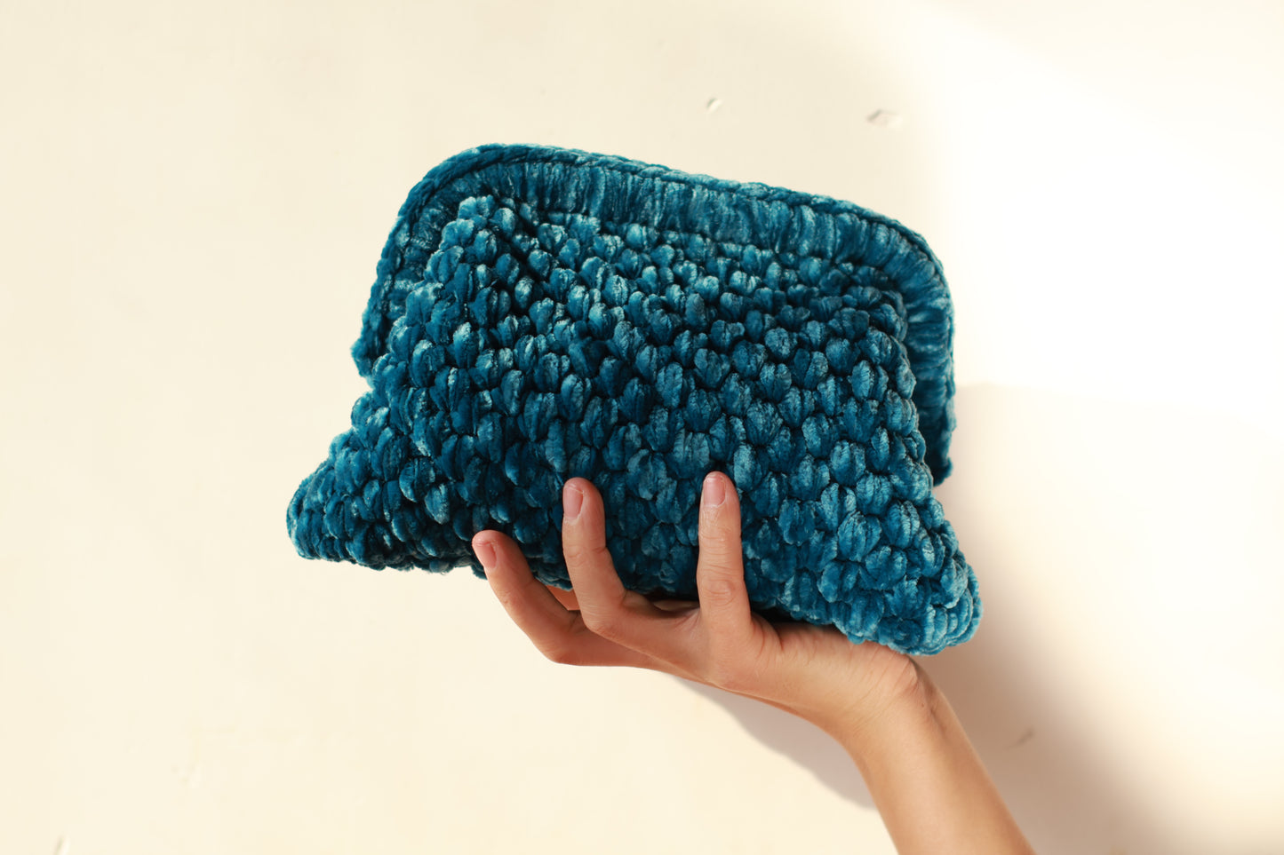 Pochette en velours crocheté bleu lac - Aunty