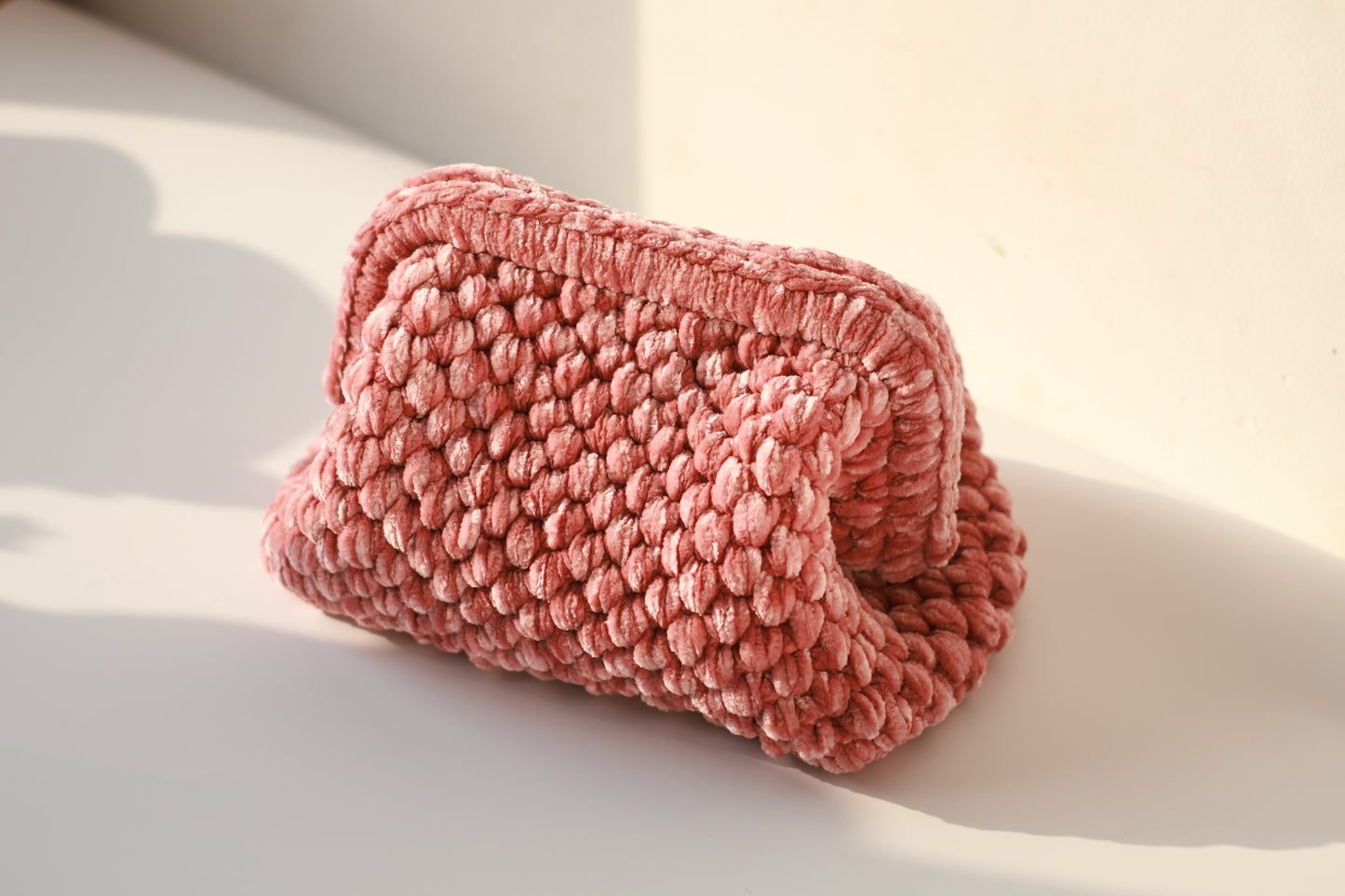 Pochette en velours crocheté rose - Aunty