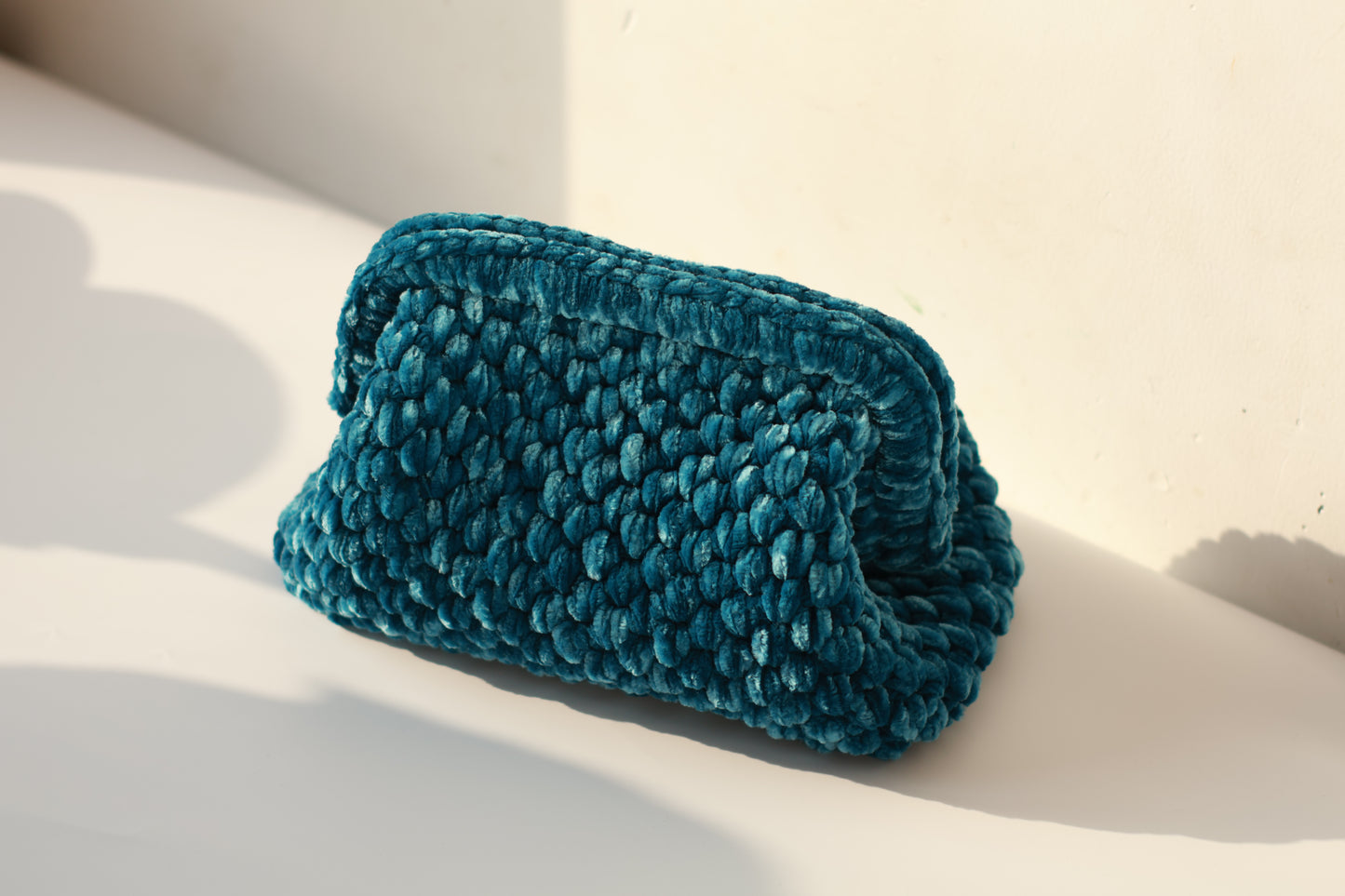 Pochette en velours crocheté bleu lac - Aunty