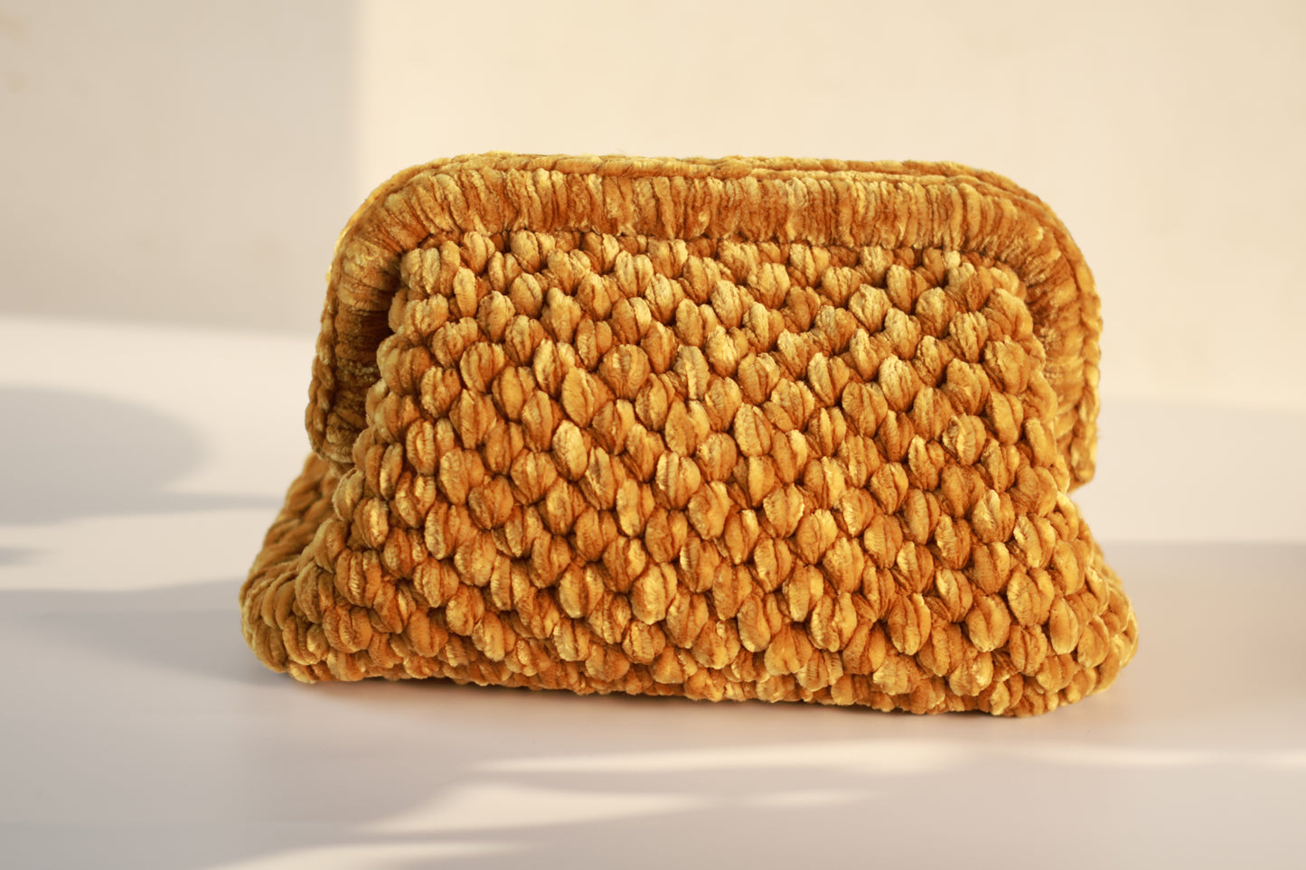 Pochette en velours crocheté jaune doré - Aunty