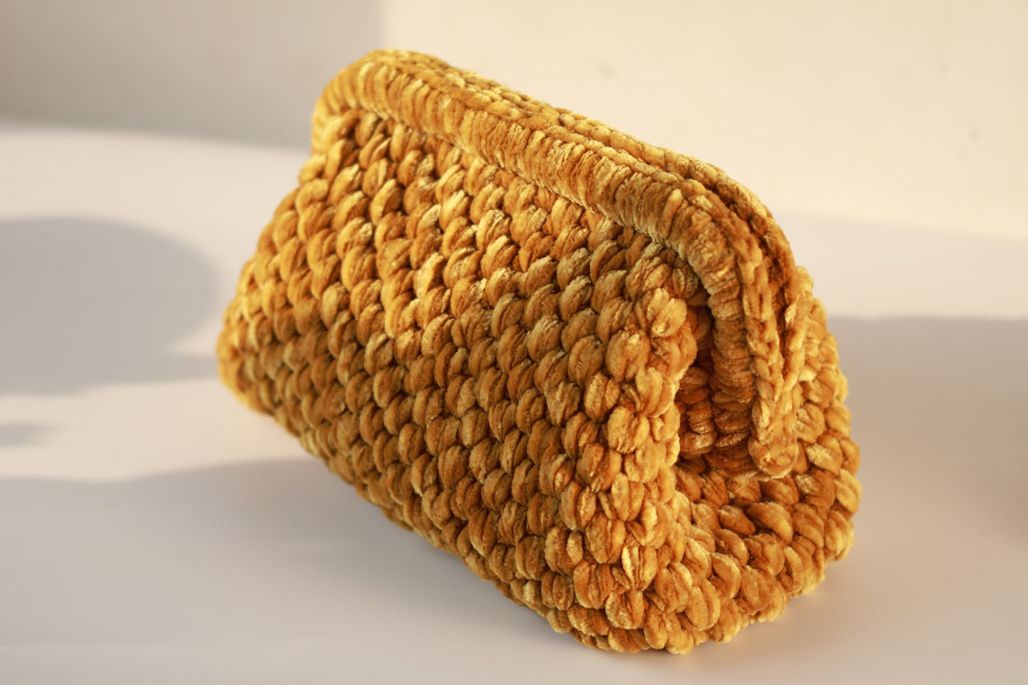 Pochette en velours crocheté jaune doré - Aunty