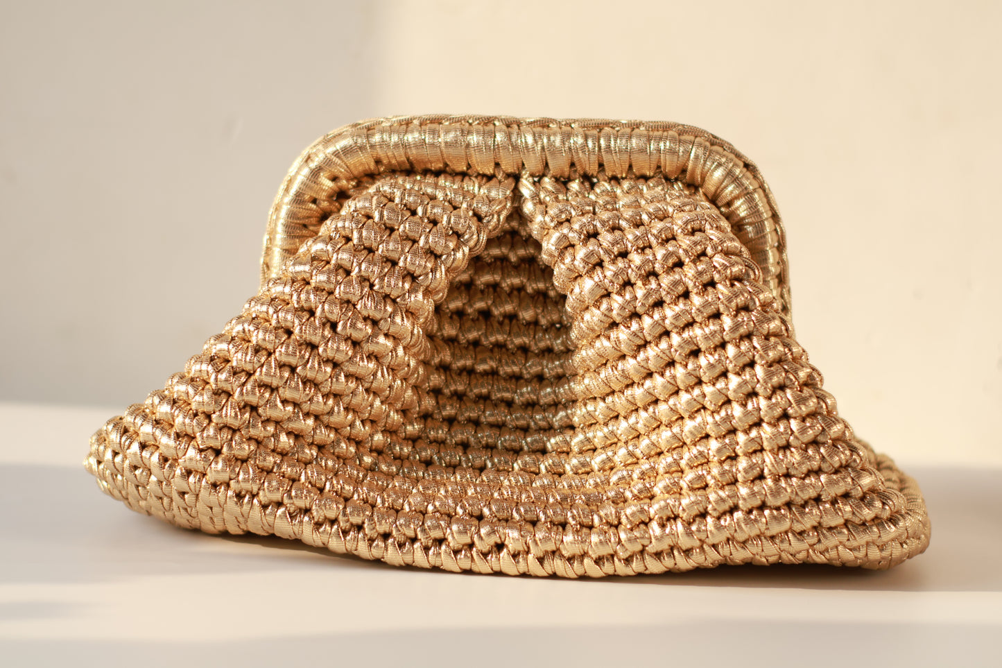 Gehäkelte Clutch mit Wolkenmotiv, goldfarben - Tante